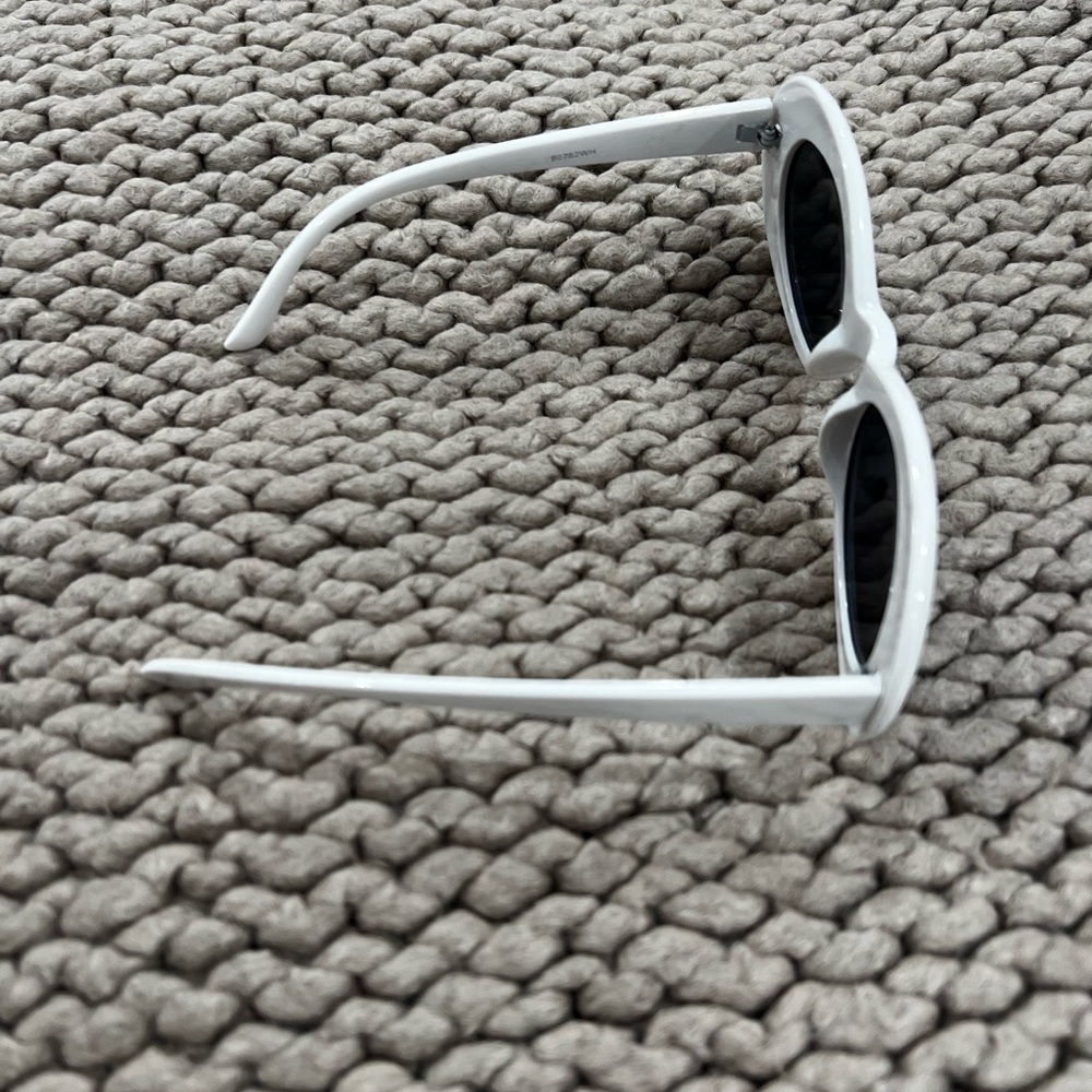 WHITE SUNGLASSES - Picture 4 of 4
